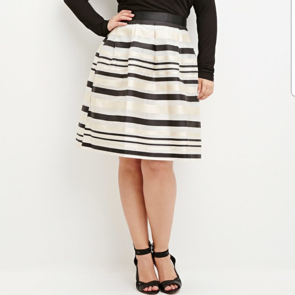 Forever 21+ Organza lined skirt with black/gold